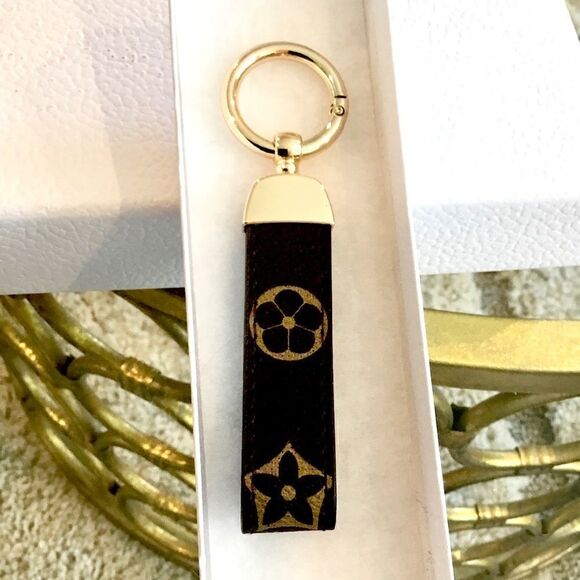 BROWN FLOWER KEYCHAIN   - Picture 1 of 3